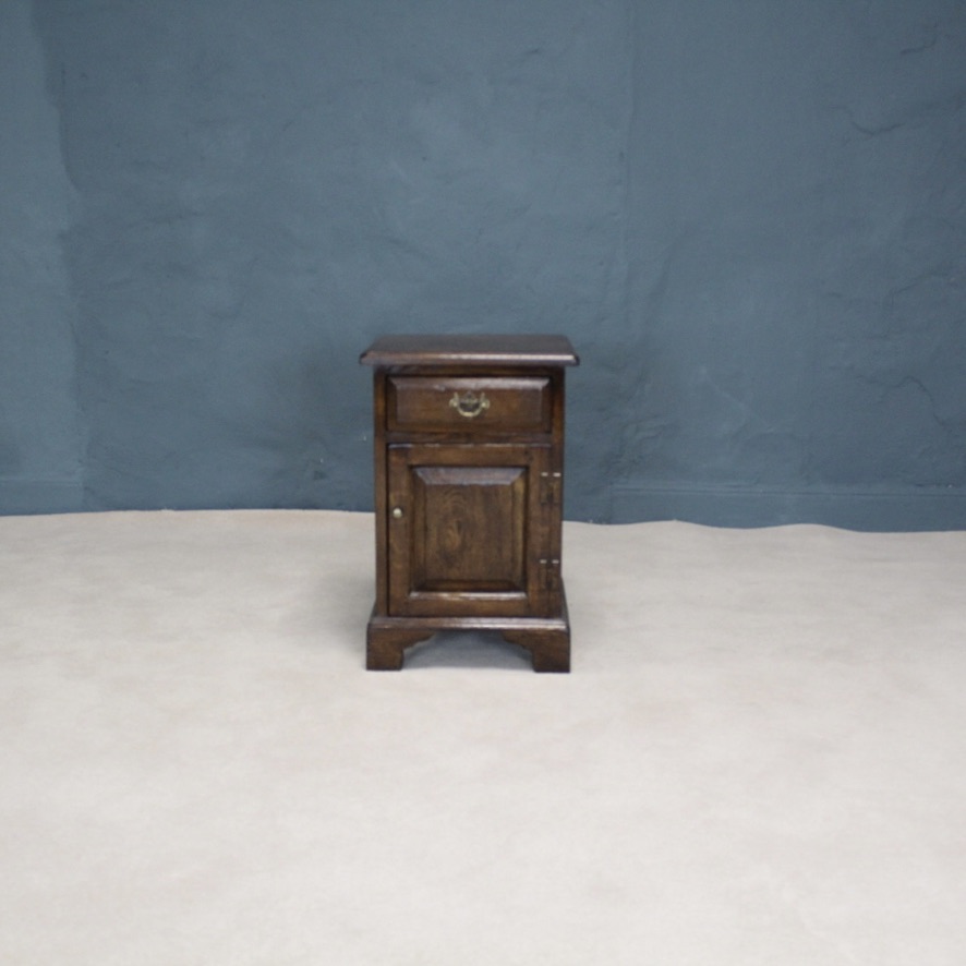 Solid Dark Oak Bedside Cabinet - Image 3