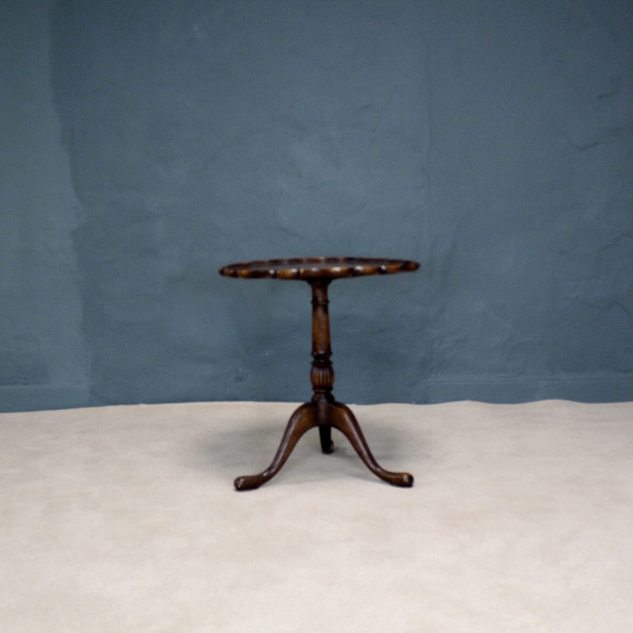 Round Inlaid Oak Pedestal Side Tea Table - Image 2