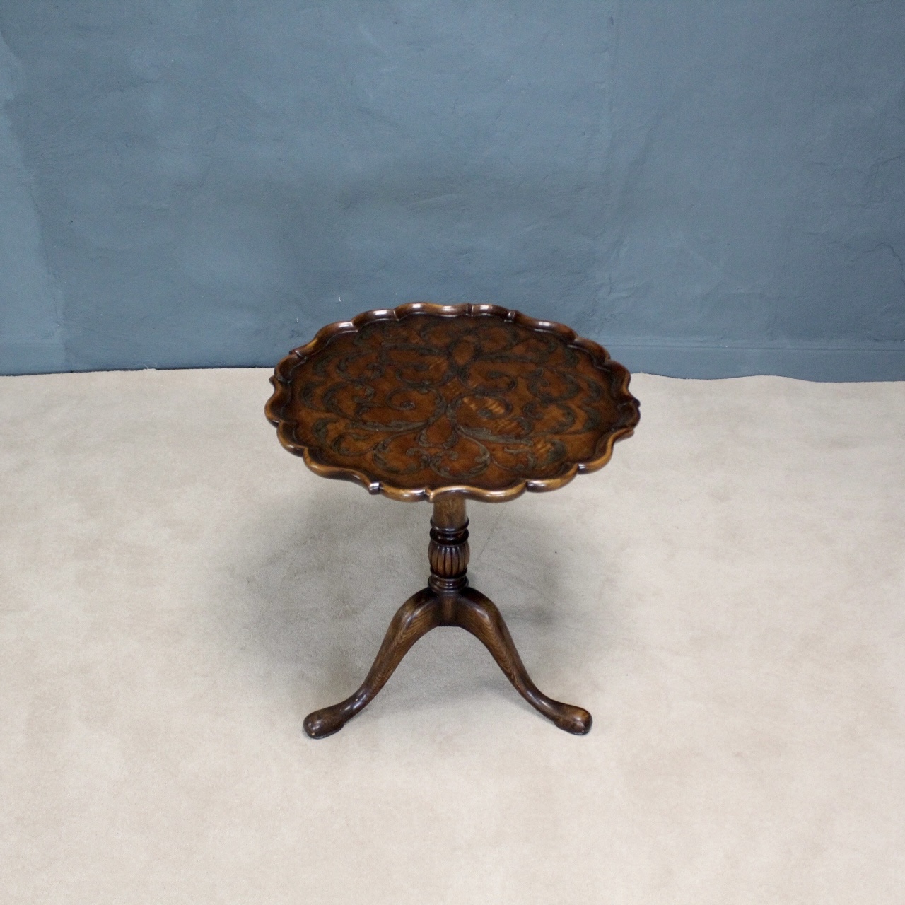 Round Inlaid Oak Pedestal Side Tea Table