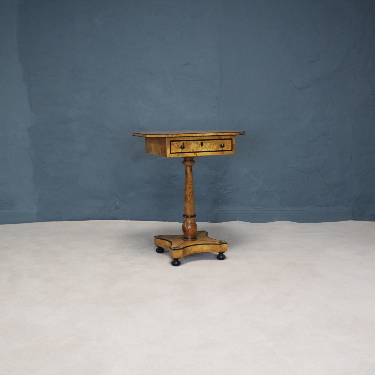 Inlaid Pedestal Side Table in Burr Walnut